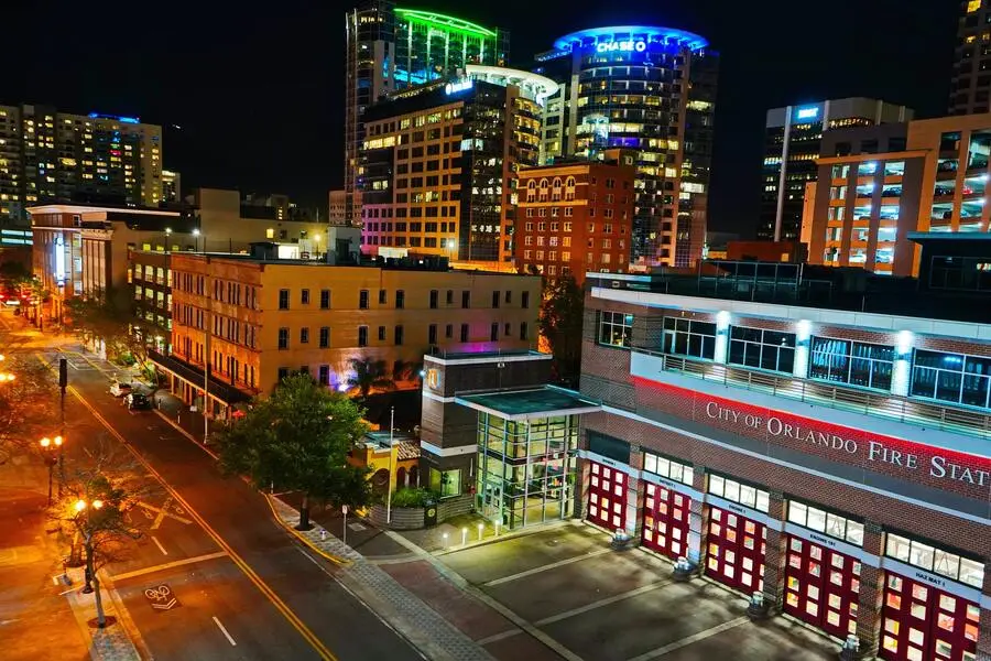 Cidade de Orlando nos Estados Unidos durante a noite, na imagem se vê o corpo de bombeiros do local