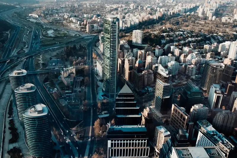 vista área do prédio Sky Costanera no Chile durante um dia de sol. - Quanto Levar de Dinheiro Para Santiago no Chile