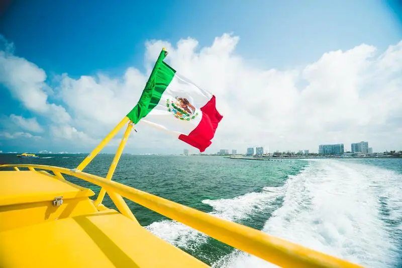 Barco com bandeira do México em alto mar durante o dia