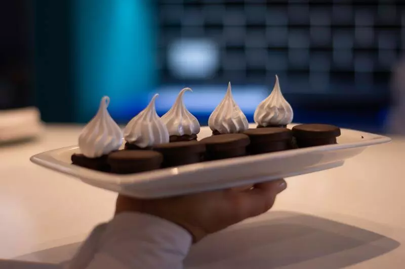 Doce de chocolate com chantily sendo servido em restaurante argentino