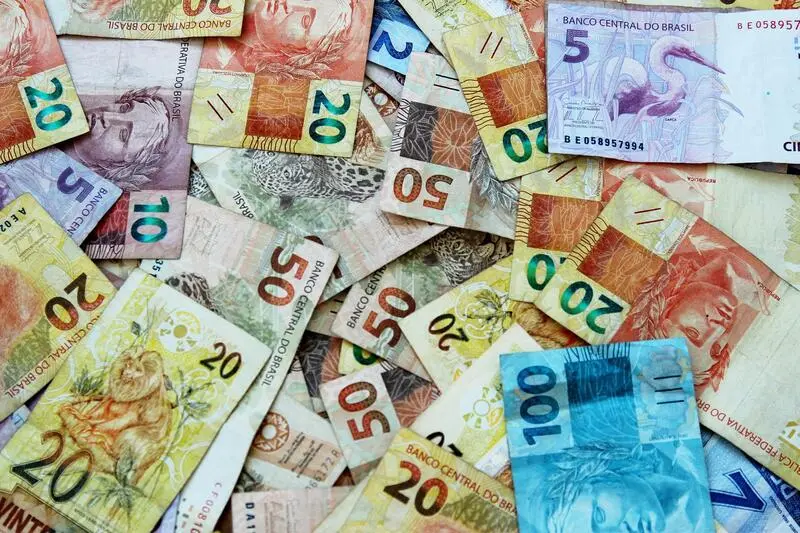 Notas de 100, 50, 20, 5 e 2 reais brasileiros