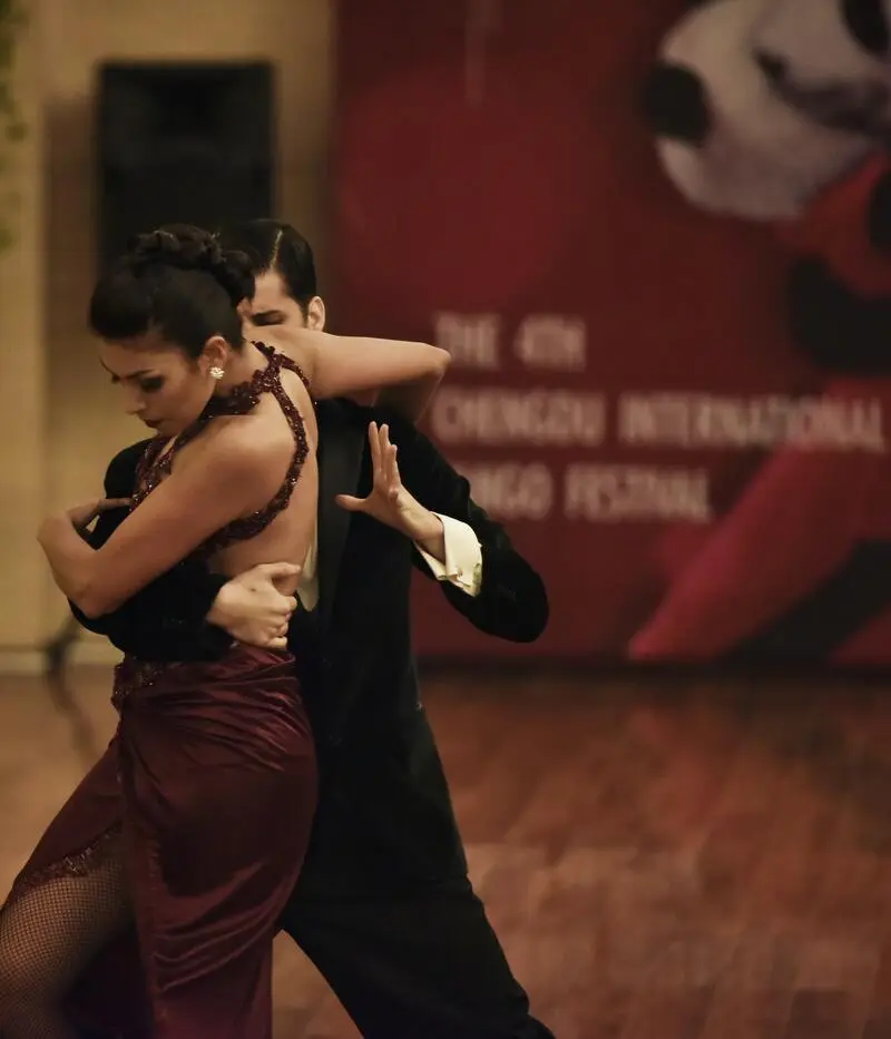 Casal dança tango argentino em salão