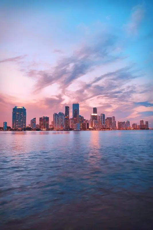 Quantos dólares por dia em Miami - Mar e prédios em Miami no fim da tarde