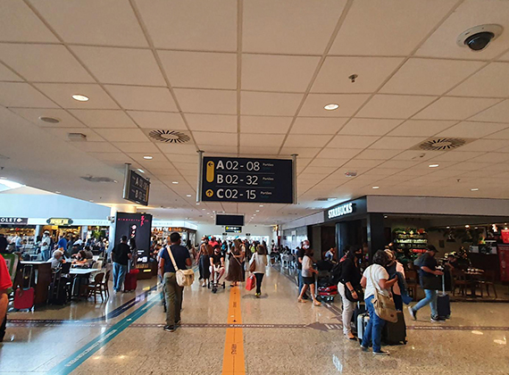 Aeroporto Vira Copos, movimento nos corredores