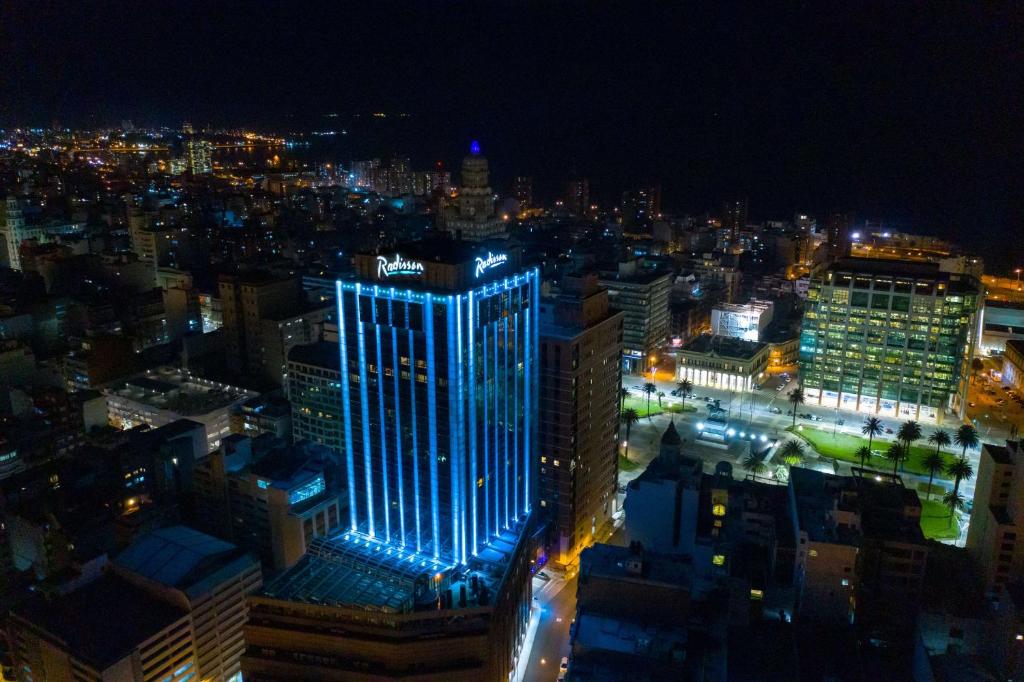 Quanto levar de dinheiro para Montevideo, hotel iluminado de noite