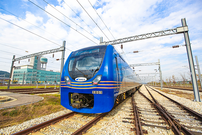 Trem no trilho em uma área externa na Coreia do Sul. 